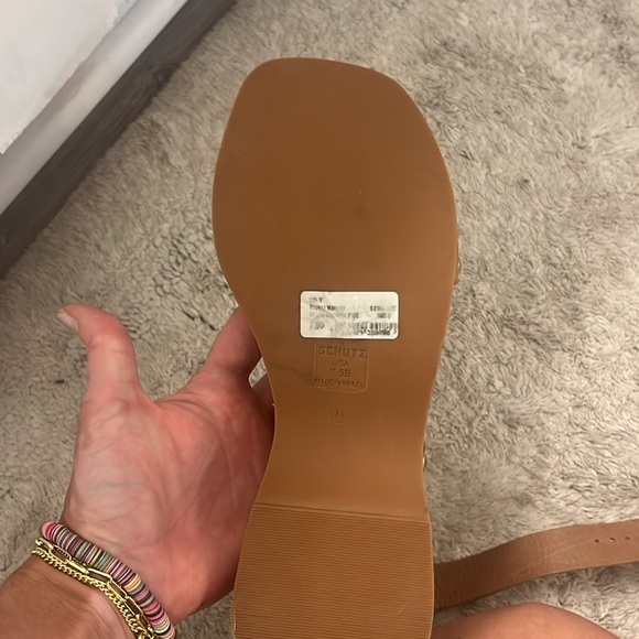 These are super cute, fun summer sandals with a little platform :) - Picture 2 of 3